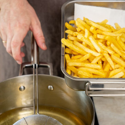 Bio-Pommes Frites in einem Topf frittieren.