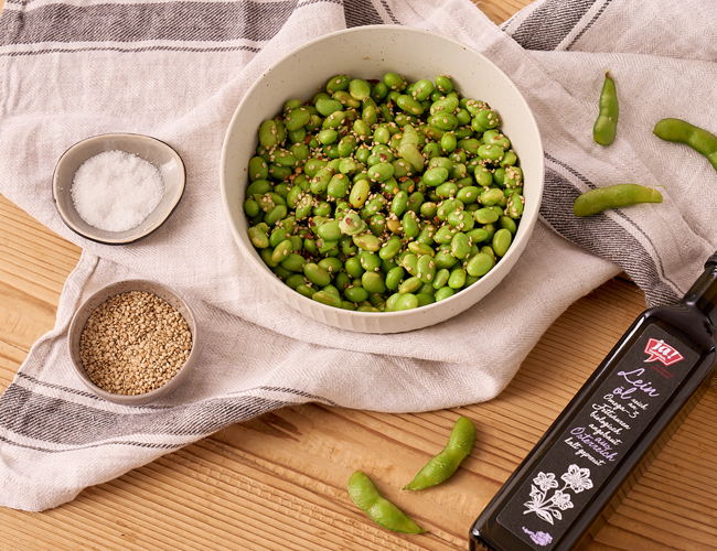 Bio-Edamame in Schale mit Sesam