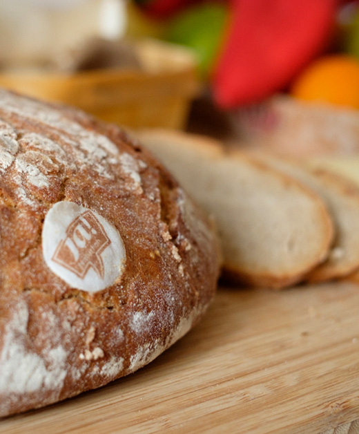 Ja! Natürlich Bio-Brot auf einem Brett.