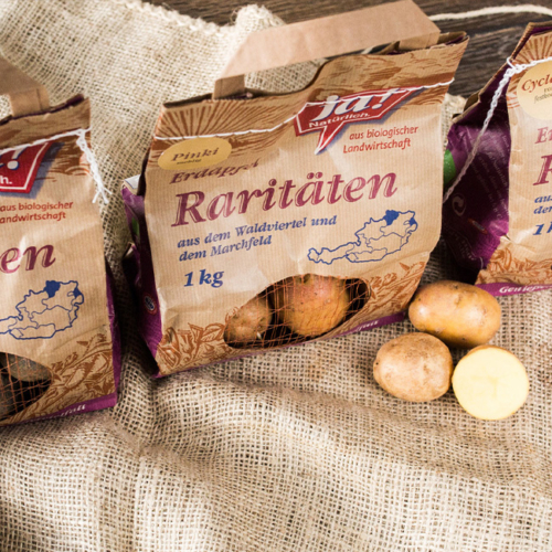 Ja! Natürlich Bio-Erdäpfel-Raritäten in Verpackungen nebeneinander.