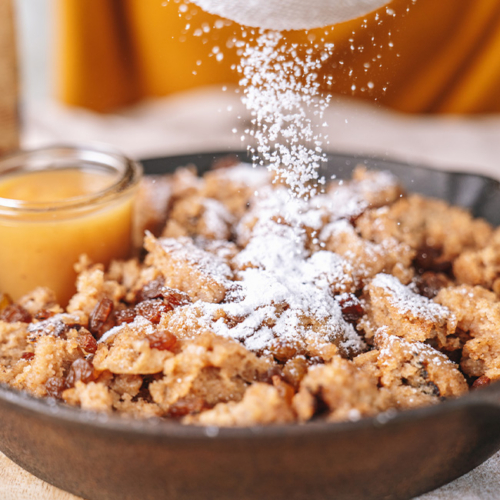 Bio-Kaiserschmarrn angerichtet mit Staubzucker.