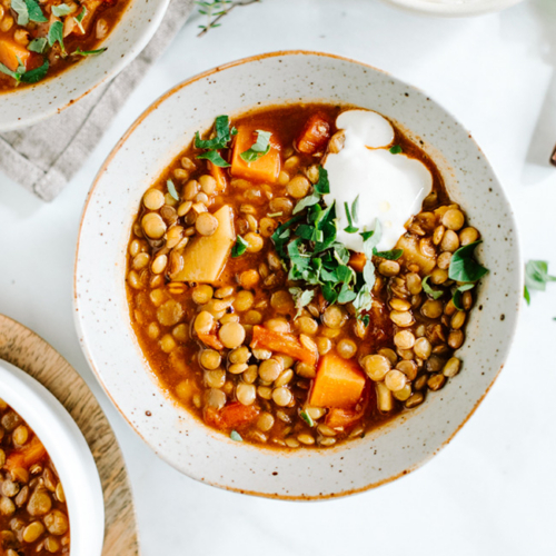 Bio-Linsensuppe angerichtet mit frischen Bio-Kräutern.