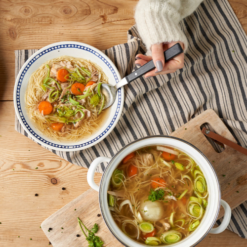 Bio-Hühnersuppe vom Bio-Wiesenhendl mit Gemüse & Fadennudeln.
