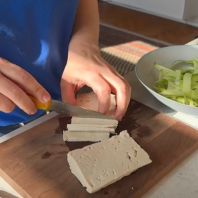 Bio-Räuchertofu in dünne Streifen schneiden.