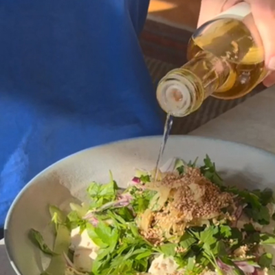 Bio-Essig zu dem Räuchertofusalat hinzugeben.