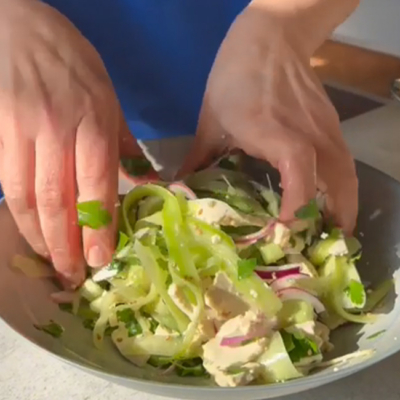 Bio-Räuchertofusalat vorsichtig vermengen.