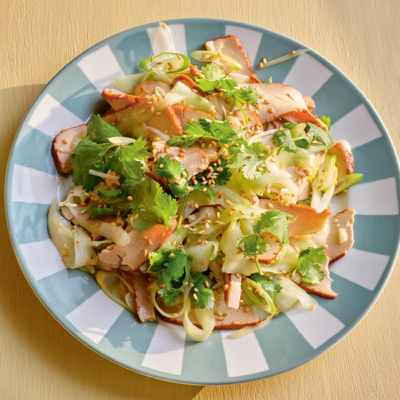 Bio-Räuchertofusalat serviert in einer Schüssel mit Bio-Sesam und frischen Bio-Kräutern.