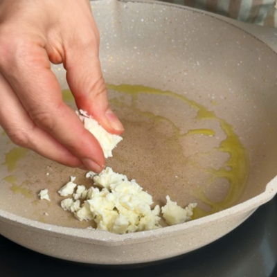 Bio-Feta in einer Pfanne gold und knusprig braten