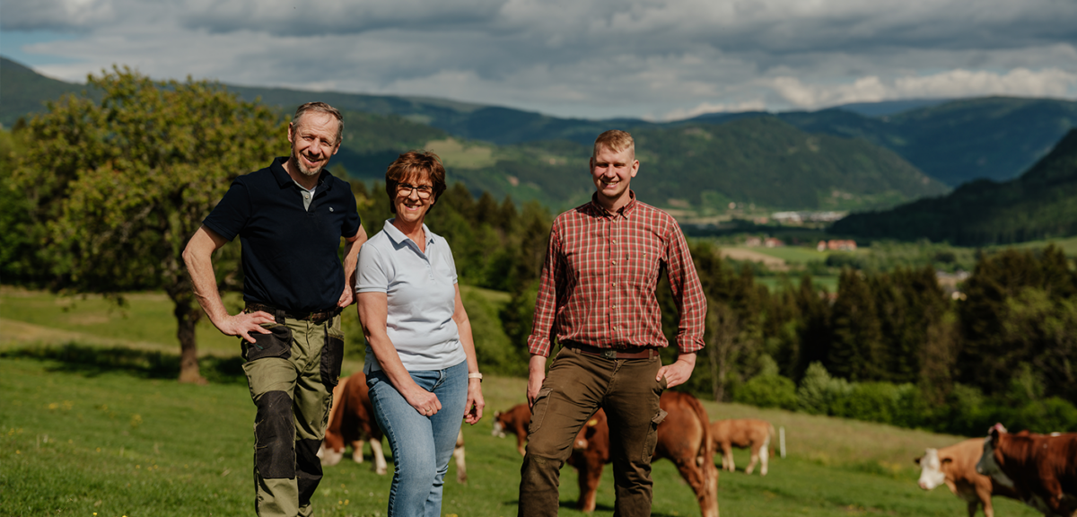 Familie Wachernig steht auf der Rinder-Weide