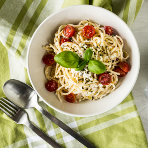 Bio-Pasta mit Bio-Cottage Cheese und Bio-Tomaten