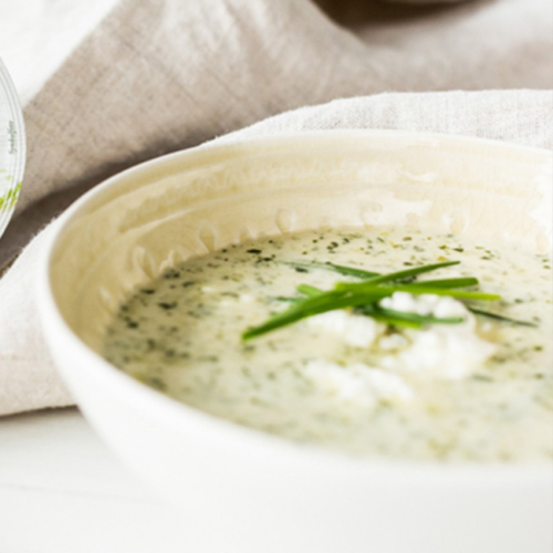 Bio-Gemüsesuppe verfeinert mit Bio-Cottage Cheese