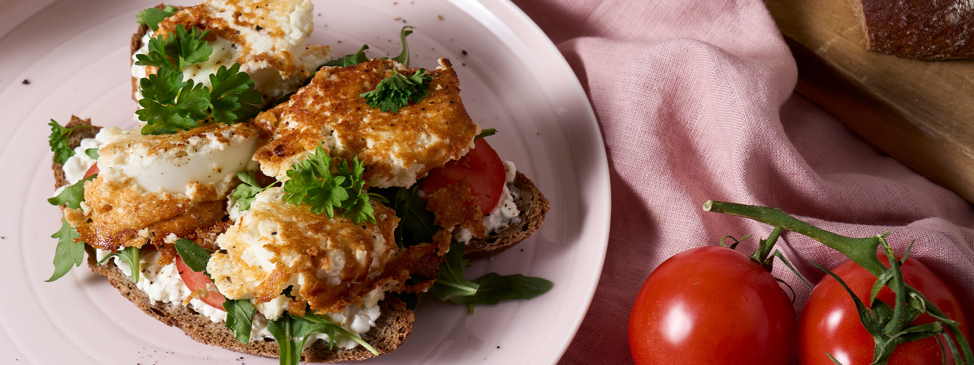 Bio-Cottage Cheese auf einem Brot mit Bio-Eiern.