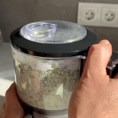 Mixer der Kräuter zerkleinert