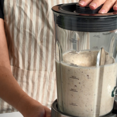 Der Teig für den Bio-Leinsamen-Oat-Wrap wir in einem Mixer püriert.