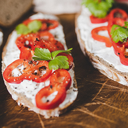 Ja! Natürlich Bio-Paprikararitäten auf einem Brot.