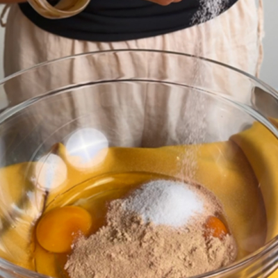 Bio-Eier, BioZucker und Bio-Vanillezucker wird in einer Schüssel vermengt.