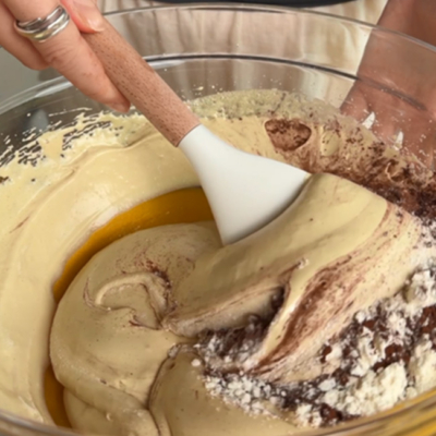 Die Bio-Zutaten für den Teig der BBQ Orangen Brownies werden in einer Schüssel cremig gerührt.