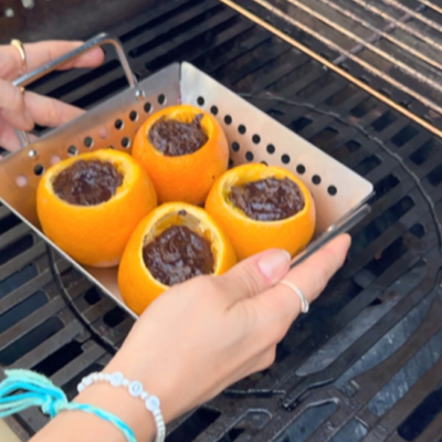 Die Orangen-Brownies werden bei geschlossenem Deckel gegrillt.