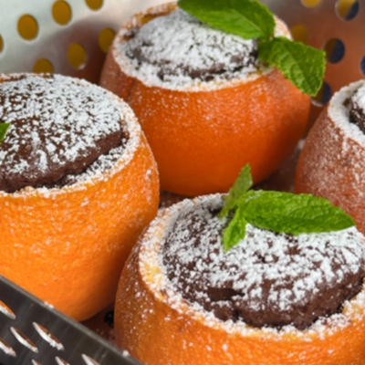 Frische BBQ Orangen Brownies serviert mit Staubzucker und frischer Bio-Minze.