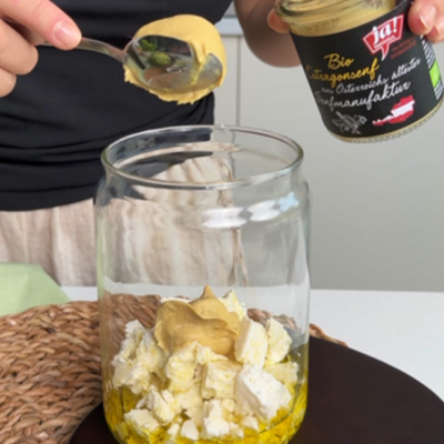 Alle Bio-Zutaten für das Caesar Salat Dressing werden in einem Glas vermengt.