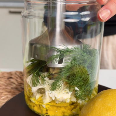 Alle Bio-Zutaten für das Caesar Salat Dressing werden fein püriert.