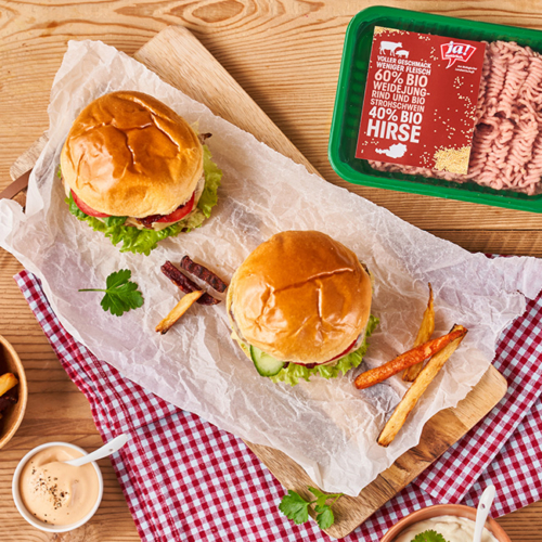 Burger Bio-Weidejungrind_Patty von Ja! Natürlich und daneben selbstgemachte Pommes Frites.