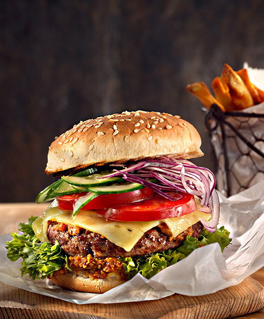 Ein Bio-Burger und Süßkartoffelpommes.