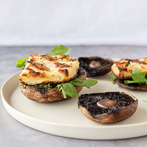 Burger mit Bio-Portobello Buns und Ja! Natürlich Halloumi Patty.
