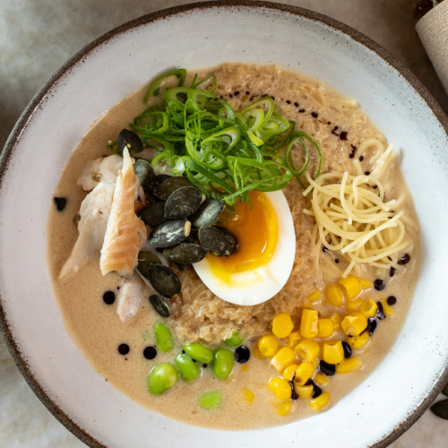 Ramen mit Bio-Saibling in einer Schüssel.