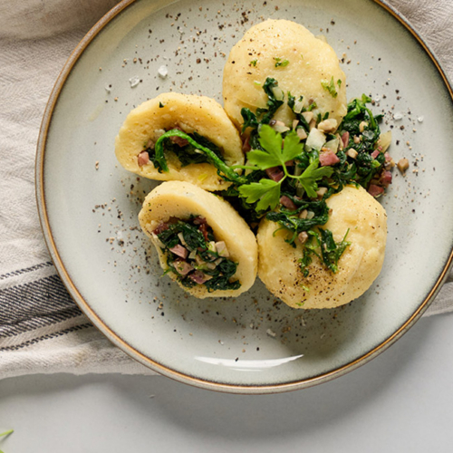 Bio-Erdäpfelknödel mit Spinat und Bio-Speckwürfel gefüllt.