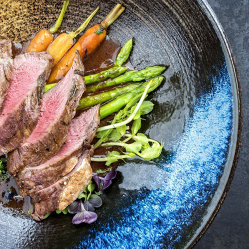 Gekochter grüner Bio-Spargel mit Bio-Karotten und Bio-Filetsteak vom Ja! Natürlich Weidejungrind.