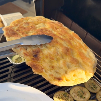 Focaccia Grillteig auf einem Grill beidseitig goldbraun grillen.