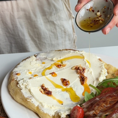 Focaccia mit der Bio-Knoblauch-Chili-Öl-Mischung verfeinern.