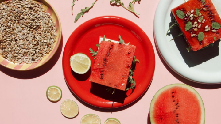 Wassermelonen-Feta-Sandwich mit Rucola, Minze & Balsamico-Holunder-Glace