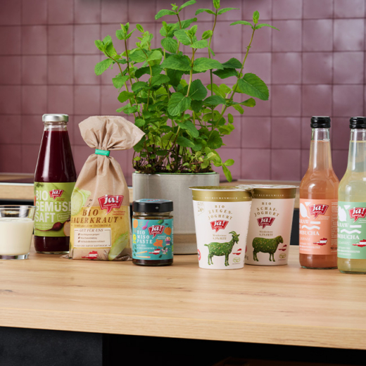 Fermentierte Ja! Natürlich Bio-Produkte nebeneinander auf einem Tisch platziert.