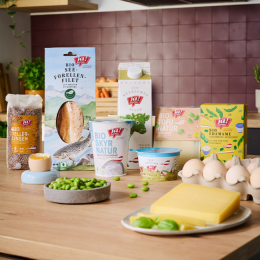 Proteinreiche Ja! Natürlich Bio-Produkte nebeneinander auf einem Tisch stehend.