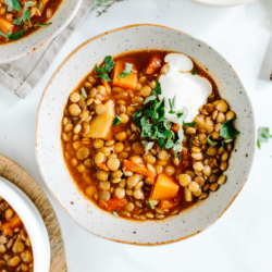 Bio-Linsensuppe mit Ja! Natürlich Bio-Tellerlinsen und Bio-Knoblauchcreme.