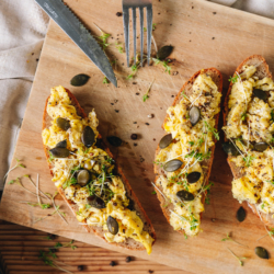 Bio-Eierspeise auf Ja! Natürlich Bio-Vollkornbrot, garniert mit Bio-Kürbiskernen und Bio-Kresse.