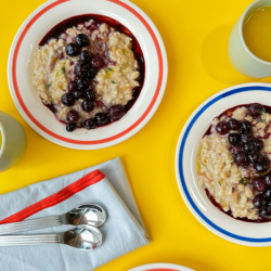 Bio-Porridge mit Trockenfrüchten und Heidelbeerröster.