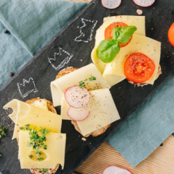Brötchen mit Ja! Natürlich Bergkäse belegt und frischen Bio-Radieschen und Bio-Tomaten.