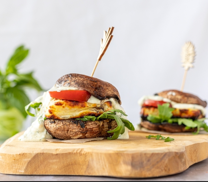 Low-Carb Portobello Halloumi Burger mit Kräuter-Aioli