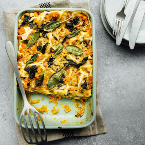 Kürbis-Mangold-Lasagne in einer Auflaufform.