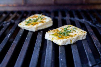Bio-Low-Carb Portobello Halloumi am Grill.