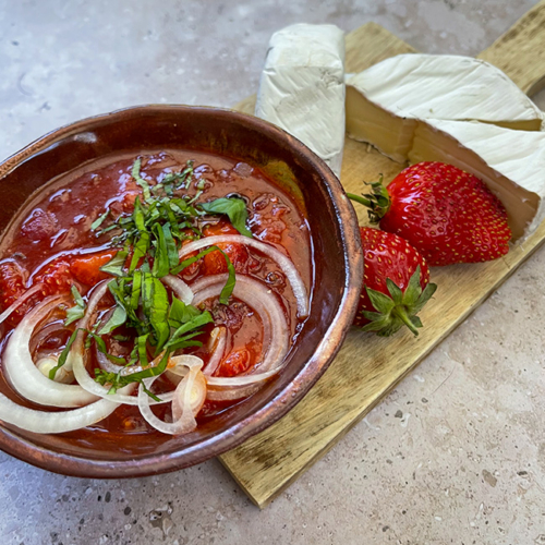 Erdbeer-Chutney in einer Schüssel und daneben ganze Bio-Erdbeeren und Bio-Käse.