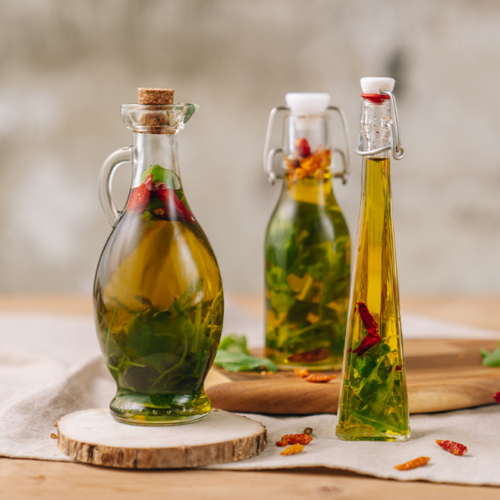 Selbstgemachte Bio-Kräuteröle abgefüllt in Glasflaschen.