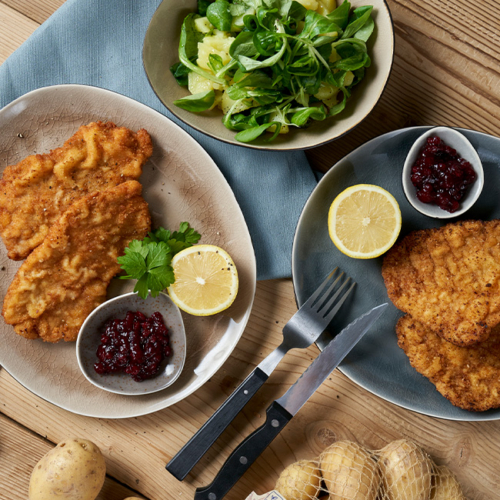 Bio-Schnitzel mit Bio-Preiselmarmelade auf einem Teller.