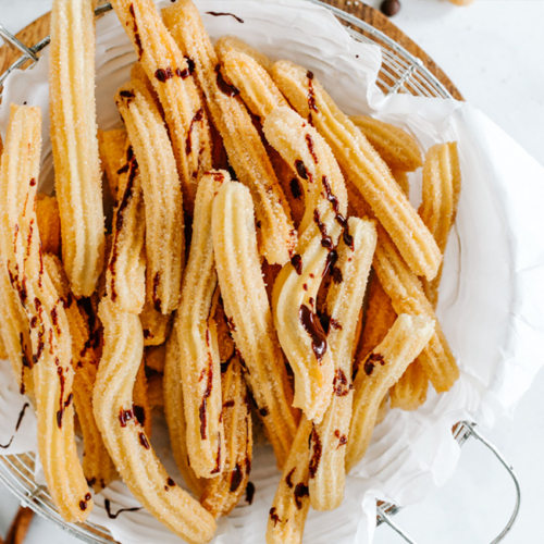 Bio-Churros mit Kaffee-Soße in einer Schüssel.