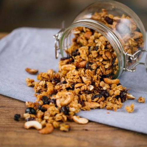 Selbstgemachtes Bio-Granola in einem Glasbehälter.