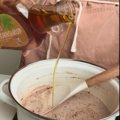 Ahornsirup wird zum Buchweizen gegeben