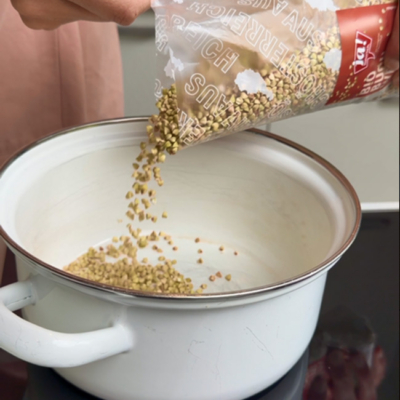 Buchweizen in einen Topf gießen und kochen.